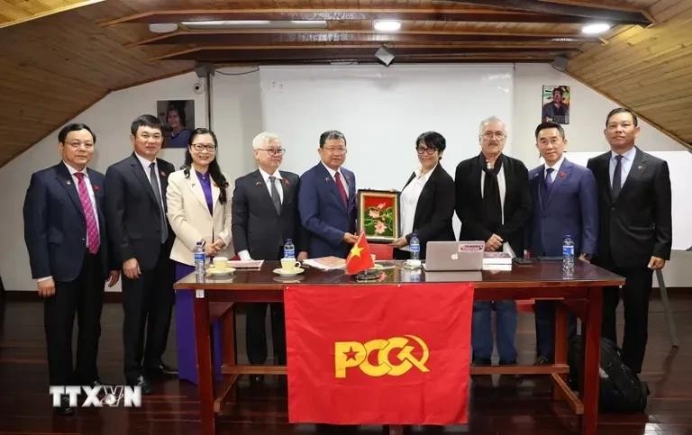 越南国会对外委员会代表团与哥伦比亚共产党领导人合影留念。(图:越通社)