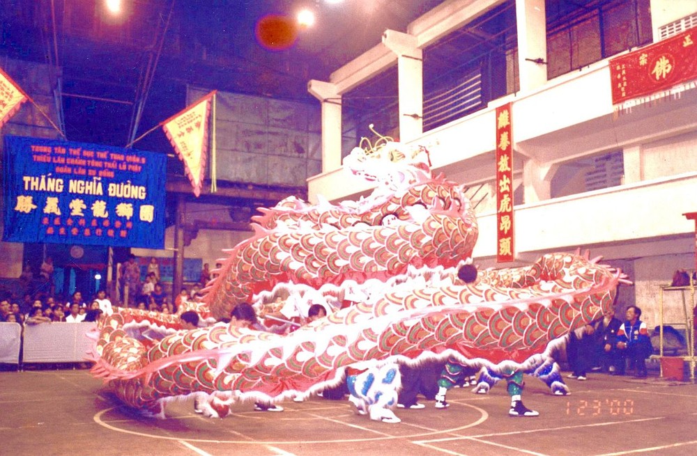 2000年,胜义龙狮团40米长龙在精武体育场表演。 H1.jpg