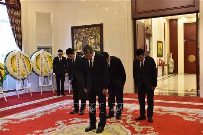 中共中央组织部副部长张光军一行吊唁阮富仲总书记。(图:越通社) 中共中央组织部副部长张光军一行吊唁阮富仲总书记。(图:越通社)