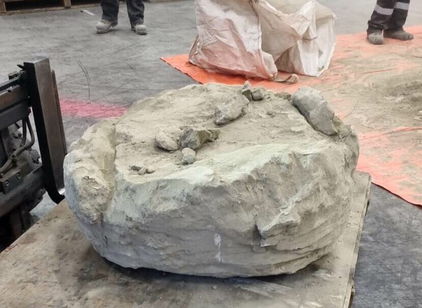荷兰海关在鹿特丹港缴获一个装有沙子状物质的袋子,最终发现袋中掺杂逾3.2吨冰毒。(荷兰公共检察官办公室照片)