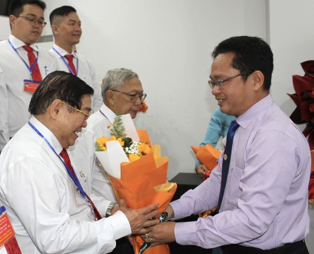 市越南祖国阵线委员会副主席范明俊祝贺二府会馆新届理事会。 HQ3.jpg