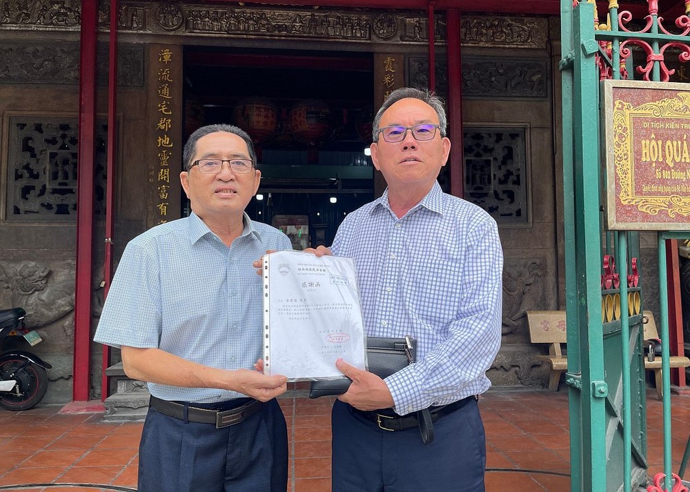霞漳会馆理事长沈金麟(左)向旅美闽籍乡亲余建强(右)致送感谢书。