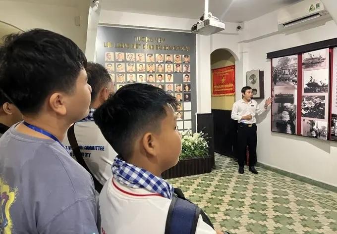 青少年营员们参观西贡-嘉定别动军博物馆。(图:吴平) THAM-QUAN-BAO-TANG-BIET-DONG-SAI-GON.webp