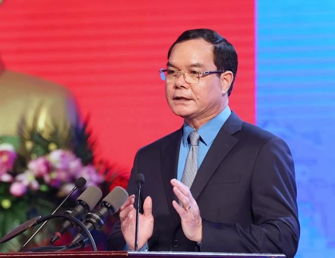 越南劳动总联团主席阮廷康在会议上发表讲话。(图:光福) DC-NGUYEN-DINH-KHANG.webp