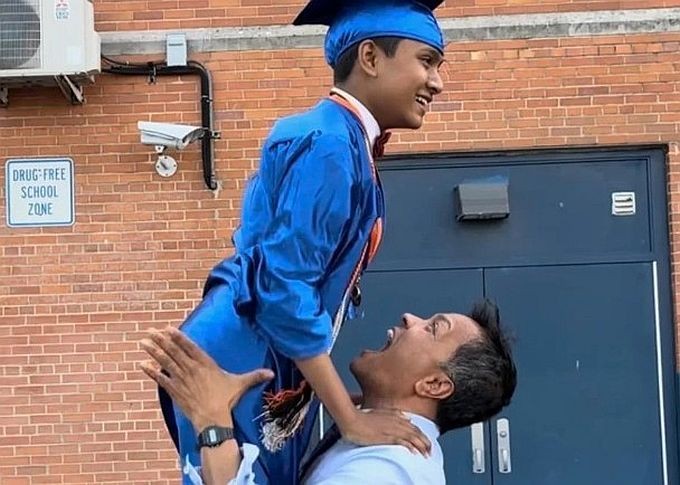 父亲(右)为巴里(左)高中毕业感到十分高兴。（图：互联网）