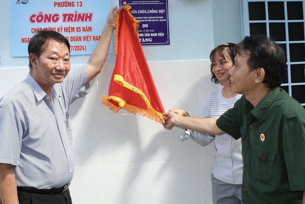 庆云南院住持周华邦与坊领导向贫困户移交“温情屋”工程。 KV2.jpg
