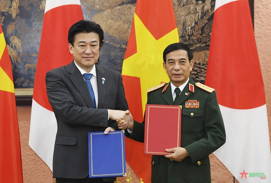 潘文江部长和木原稔大臣交换双方签署的国防合作文件。（图：VGP）