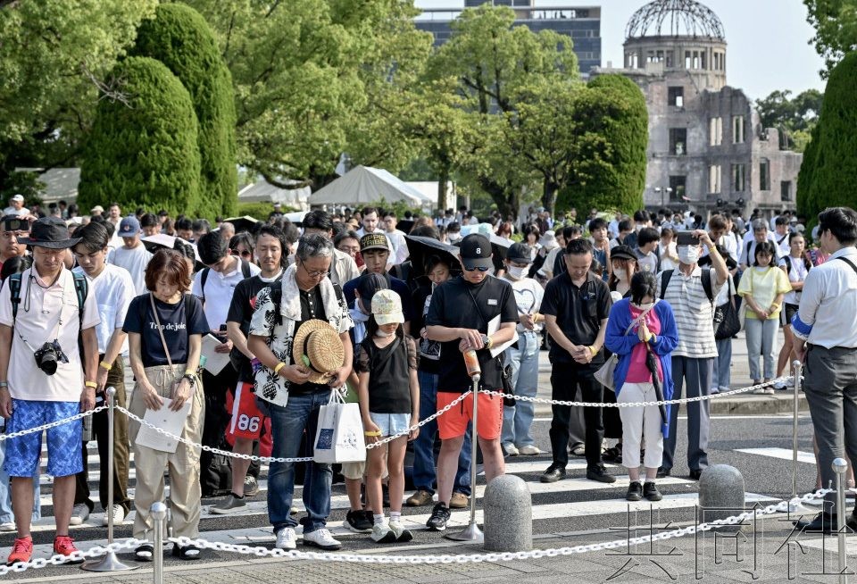 在被美军投下原子弹79周年的“核爆日”，人们在投下时刻默哀。