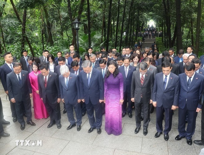 越南共产党中央总书记、国家主席苏林和夫人与代表团缅怀范鸿泰烈士。（图：越通社）