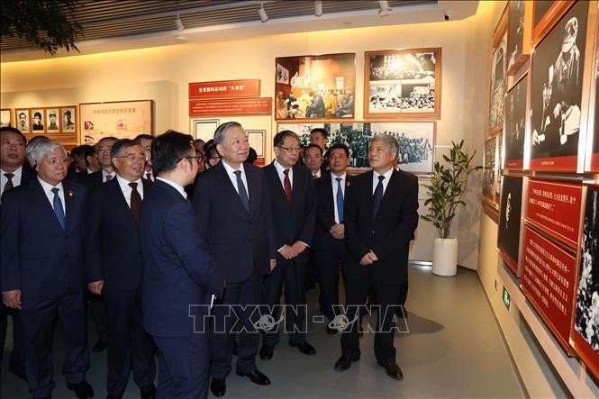 越南共产党中央总书记、国家主席苏林参观中共中央党校的传统室。（图：越通社）