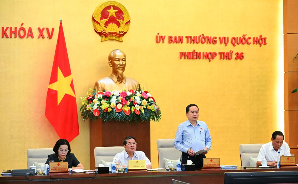 国会主席陈清敏（右二）在会议上致闭幕辞。（图：国会）