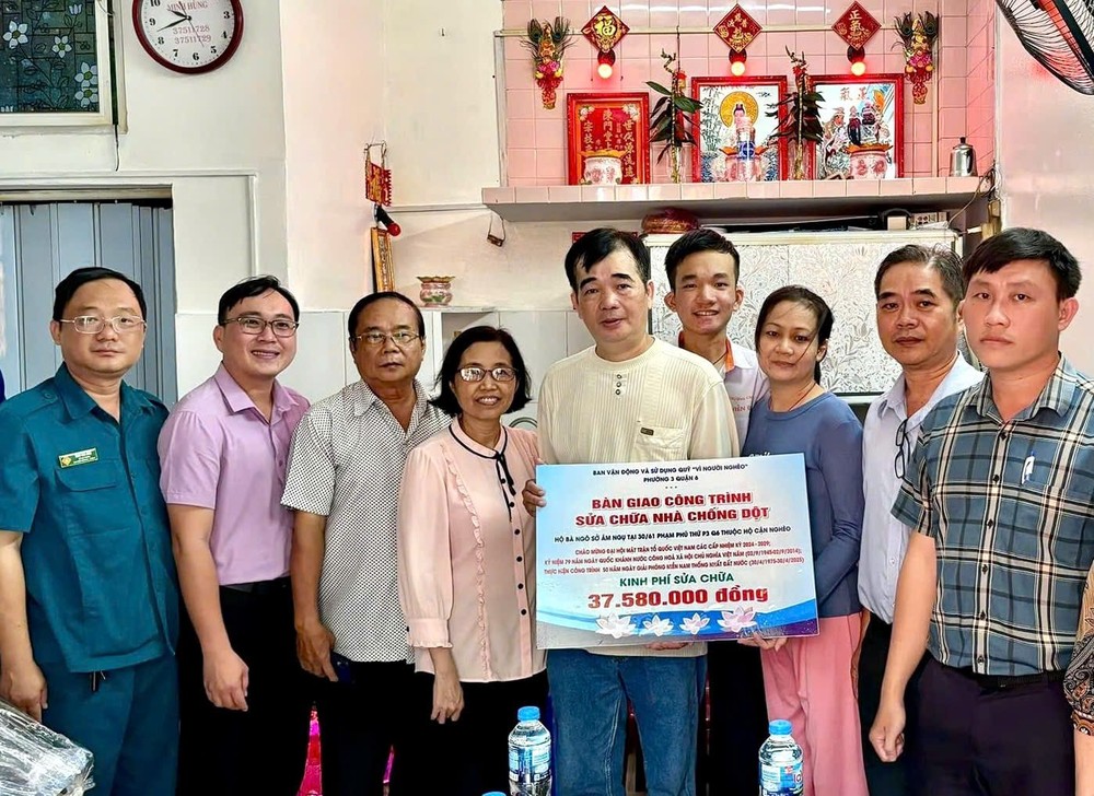 第六郡和第三坊各部门代表祝贺吴楚音家庭焕然一新。