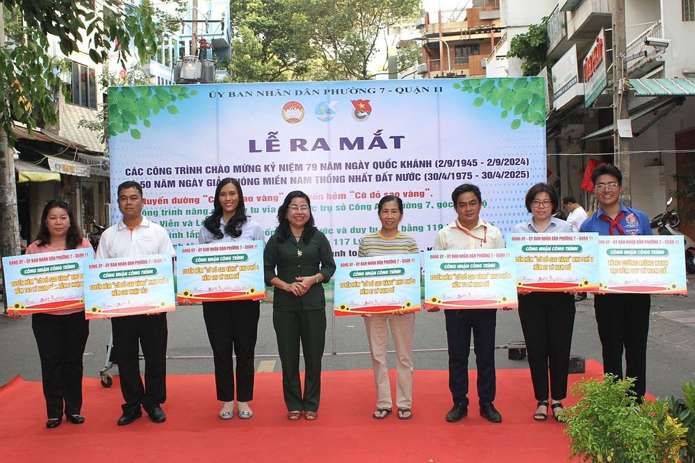 第十一郡郡委常务副书记陈海燕向第七坊的七条巷街公认“红旗金星”巷工程。