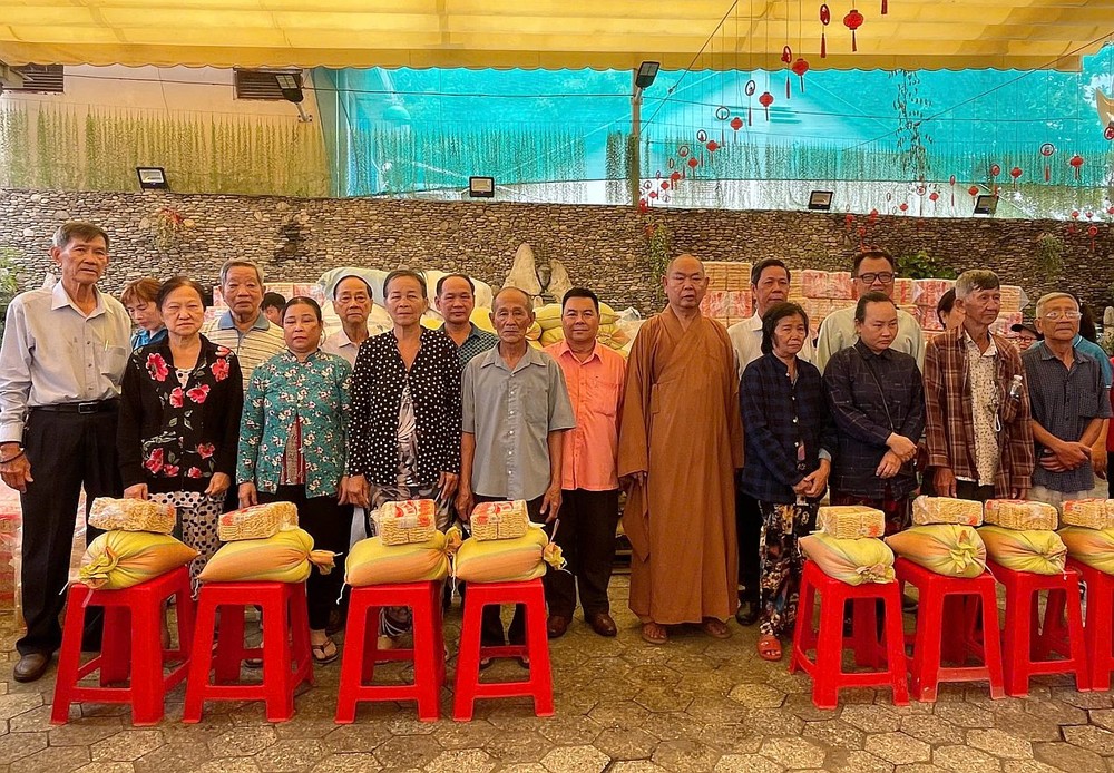 龙华寺住持释慧功和尚与该寺护法会成员向贫困者派发盂兰节礼物。 03.jpg