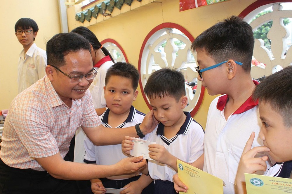 市越南祖国阵线委员会副主席范明俊向学生颁发助学金。 05.jpg