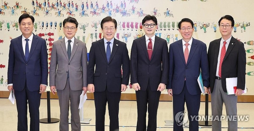 9月1日,在国会,执政党国民力量党首韩东勋(右三)和最大在野党共同民主党党首李在明(左三)举行会谈。(图:韩联社)