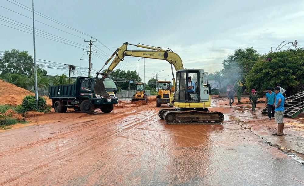 避风角山上红泥沙滑落道路上