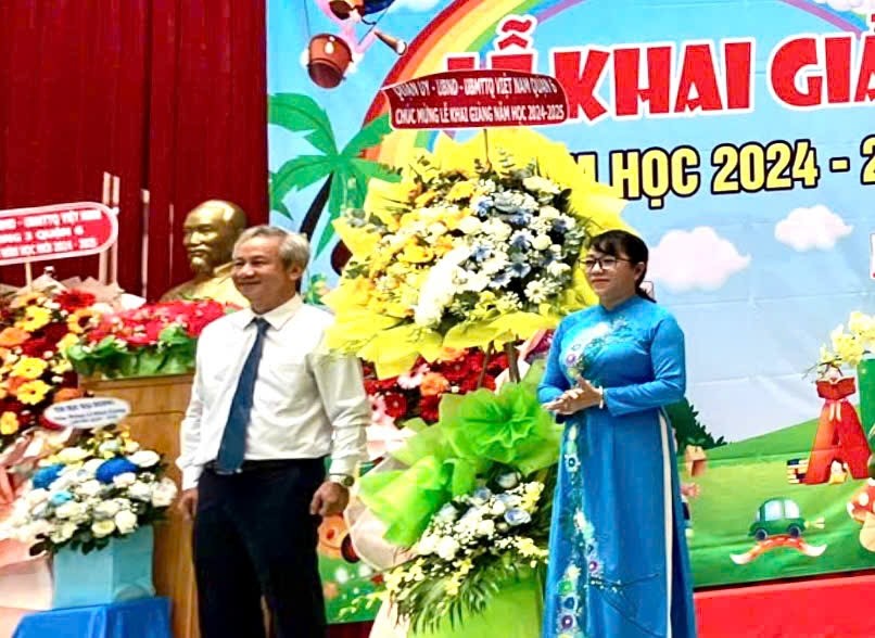 第六郡领导送花祝贺新学年开课。 IMG_1725531754811_1725532367940.jpg