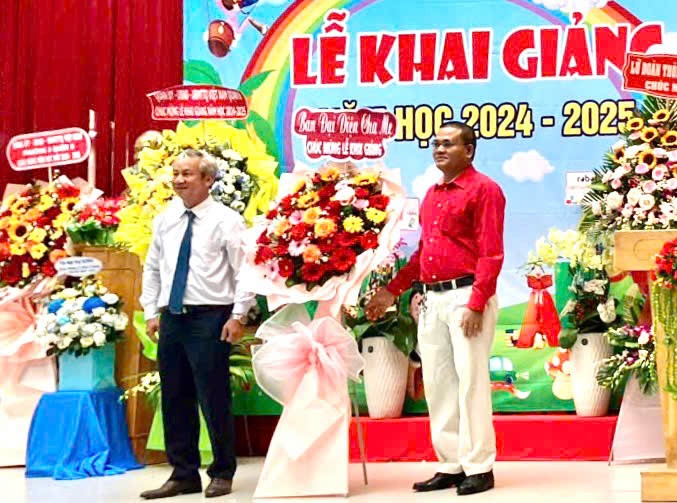学生家长代表送花祝贺新学年开课。 KD4.jpg