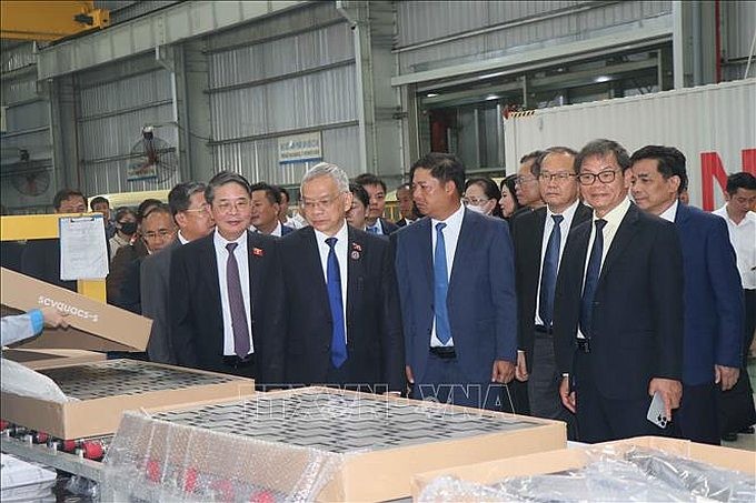 国会副主席阮德海率领与老挝国会副主席宋玛‧奔舍那参观长海集团。(图:越通社)