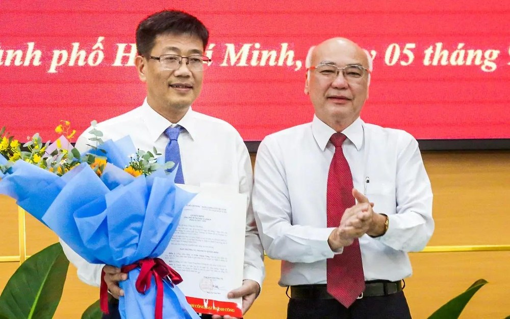 市委宣教处主任潘阮如奎(右)祝贺陈青松同志出任第八郡人委会主席一职。(图:草黎)