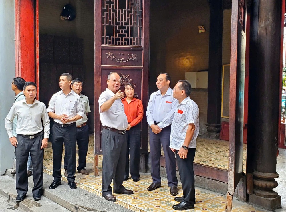 穗城会馆理事长卢耀南指出需要修缮的项目。 D2.jpg