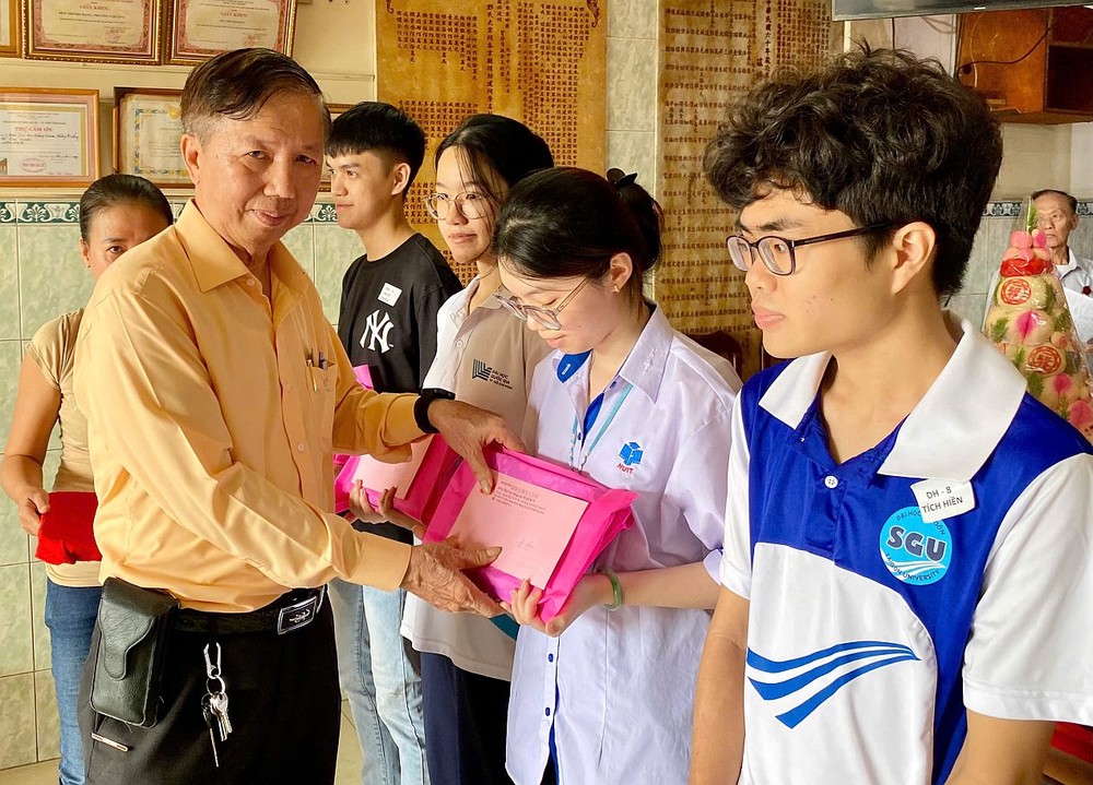 立案会长邓国鸿颁奖。 02.jpg