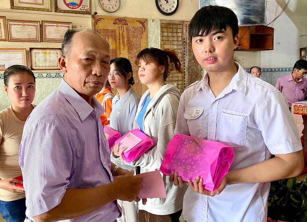 副理事长邓启庭颁奖。 03.jpg