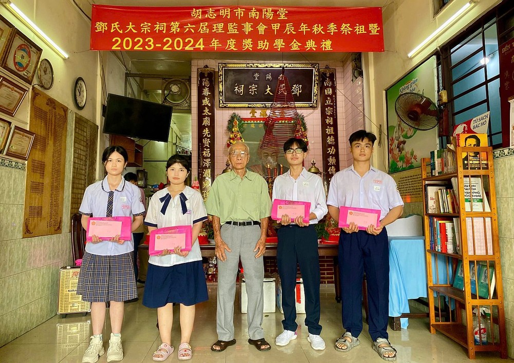 荣誉会长邓润贵颁奖。 04.jpg