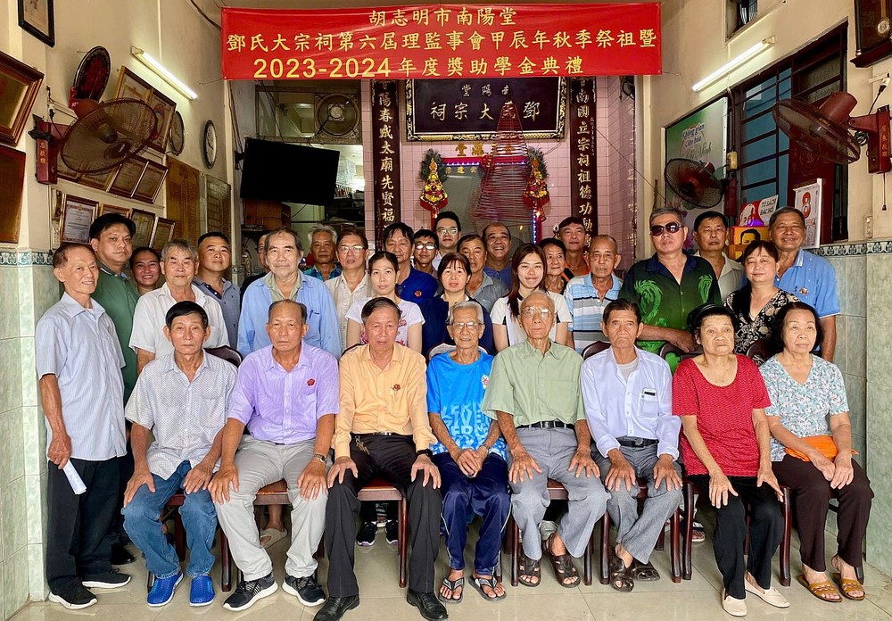 邓氏宗祠第六届理监事会与各宗亲合照。 05.jpg