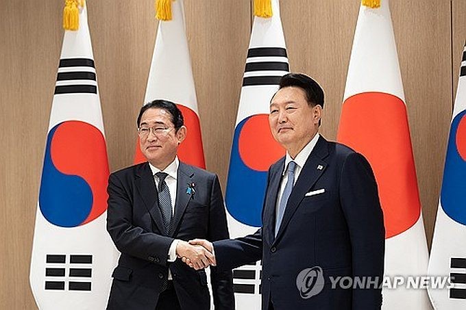 9月6日,在首尔龙山总统府,韩国总统尹锡悦(右)和日本首相岸田文雄举行会谈。图为两位领导人在大范围会谈前握手合影。 (图:韩联社)