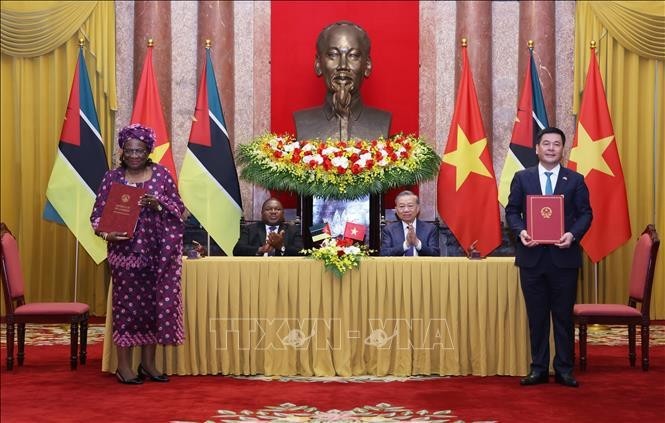 苏林总书记、国家主席和莫桑比克总统纽西见证两国合作文件的签署。(图:越通社) 苏林总书记、国家主席和莫桑比克总统纽西见证两国合作文件的签署。(图:越通社)