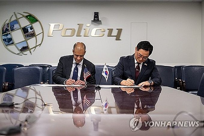 7月12日,在美国五角大楼,韩美核咨商小组(NCG)共同代表——韩国国防部国防政策室室长赵昌来(右,音)和美国国防部负责太空政策的首席副助理部长维平·纳朗签署《韩美关于韩半岛核威慑核作战指南的联合声明》。(图:韩联社)