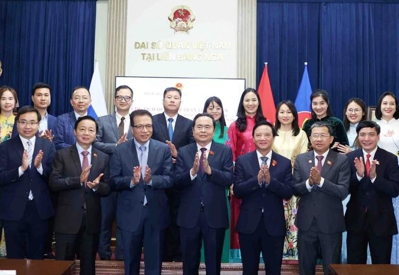 越南国会主席陈清敏与大使馆工作人员合影。(图:越通社) chu-tich-quoc-hoi-tran-thanh-man-tham-lien-bang-nga-1-.webp