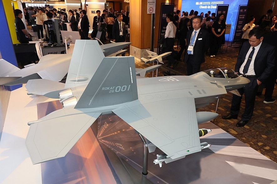 会场展示韩国超音速战斗机《KF-21》模型。(图:互联网)