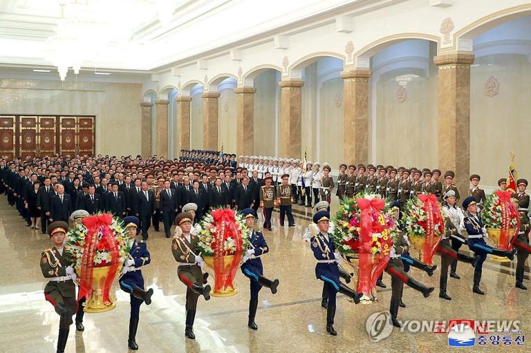 据朝中社9月9日报道,在迎来朝鲜建政76周年之际,内阁总理金德训等党政干部前往平壤锦绣山太阳宫参谒。锦绣山太阳宫安放有朝鲜已故前最高领导人金日成和金正日的遗体。 (图:韩联社/朝中社)