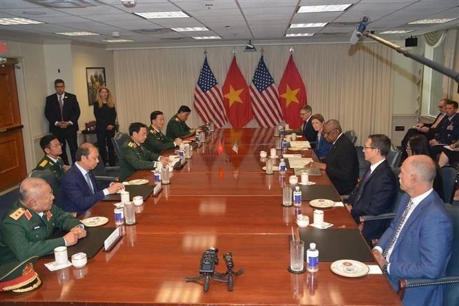 越南国防部部长潘文江大将与美国国防部部长劳埃德·奥斯汀(Lloyd Austin)举行会谈。(图:越通社)