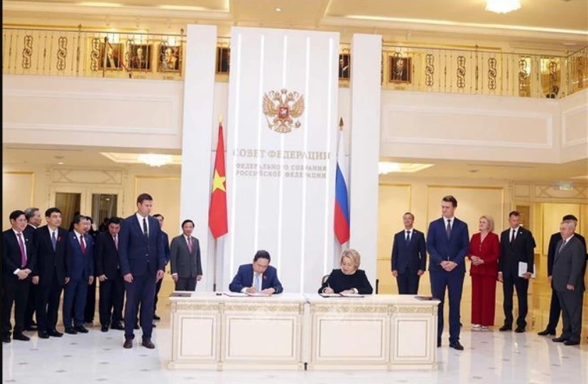 越南国会主席与俄联邦委员会主席签署两国之间的合作协议。(图:越通社) dinh10-9 .jpg