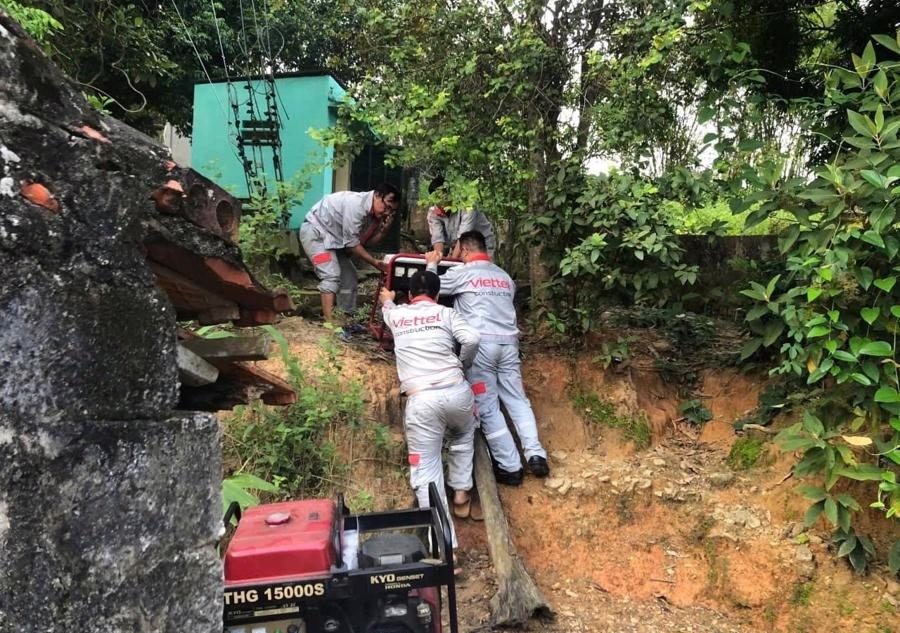 Viettel工作人员正在为北部各省灾区一处克服通讯故障。(图:VnE)