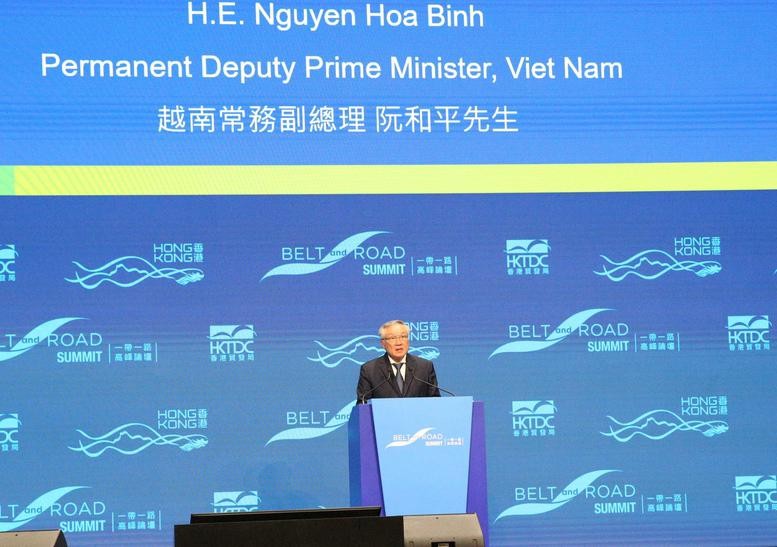 越南政府常务副总理阮和平在论坛上发表讲话。(图:越通社)