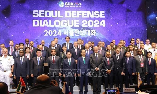 韩国国务总理韩德洙与各国国防代表团团长合影。(图:越通社)