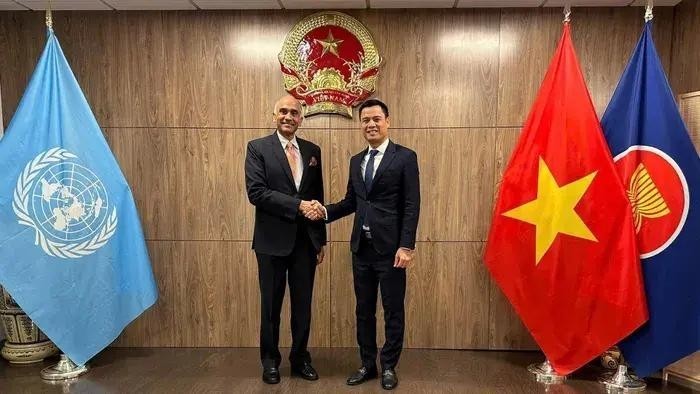 越南常驻联合国代表团团长邓黄江大使会见印度常驻联合国代表团团长帕尔瓦塔尼尼·哈里什大使。(图:越通社)