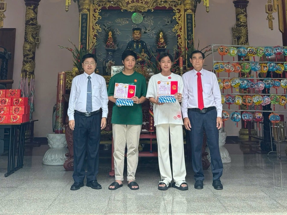 ho-trinh-trao-hoc-bong (5).jpg