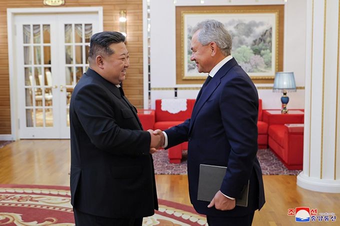 金正恩与俄罗斯联邦安全会议秘书绍伊古会面。(图:朝中社)