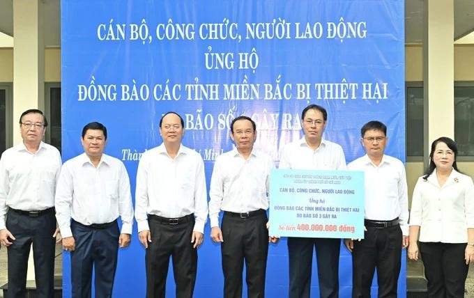 仪式上，市委书记阮文年已移交支援受3号台风破坏的北部灾民的捐款象征牌子。（图：越勇）