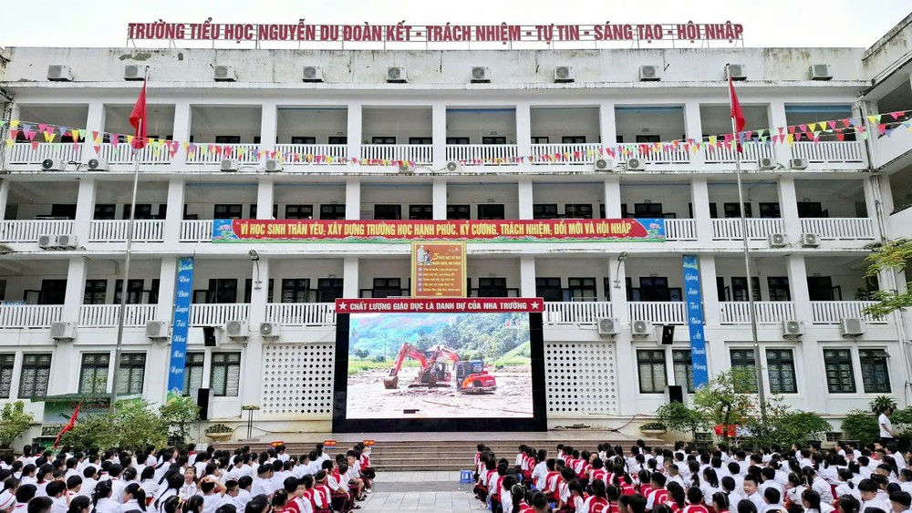 图为老街省阮攸中学雨洪过后返校复学场景（图：老街省教育与培训厅）。