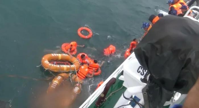 海警力量营救8 名船员。 海警力量营救8 名船员。