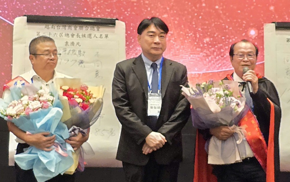 第廿六届总会长袁济凡(右)和黄雍正(左)。