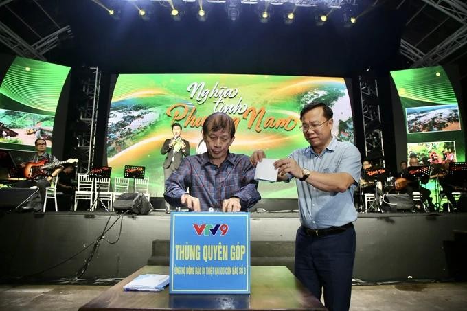 嘉宾参加捐助。(图:勇芳) quyen-gop-2.webp