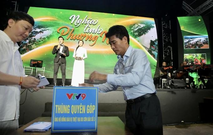 嘉宾参加捐助。(图:勇芳) quyen-gop.webp